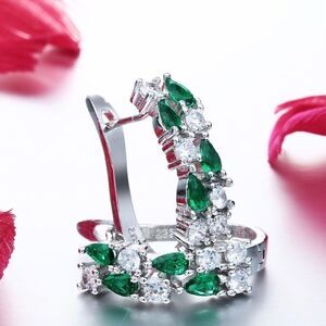 ✨ 925 sterling silver Crystals & emerald stones stunning fashion earrings. ✨
